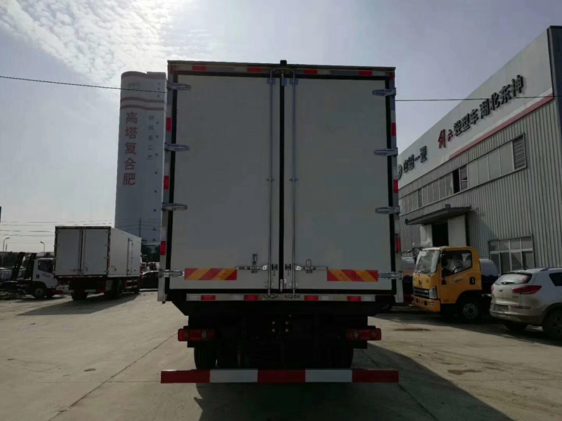 東風(fēng)天錦VR小三軸冷藏車(chē)