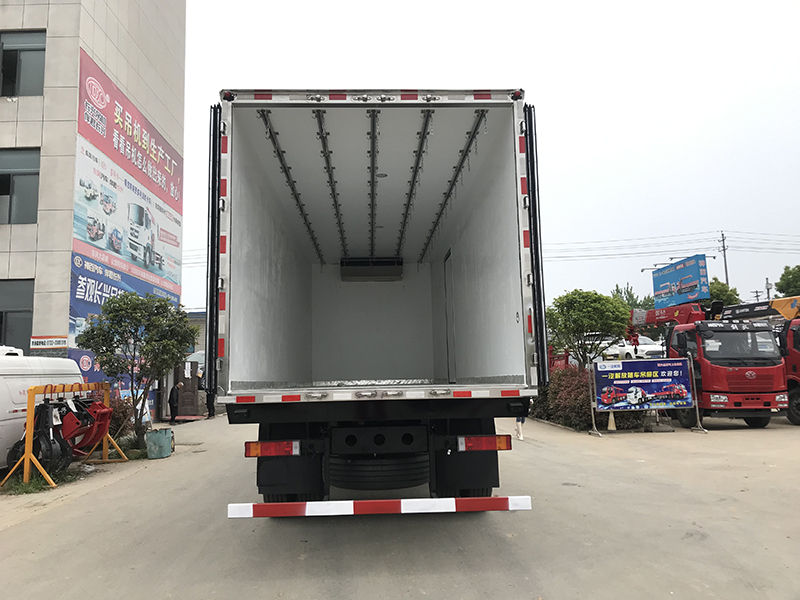 天錦KR小三軸平頂冷藏車(chē)