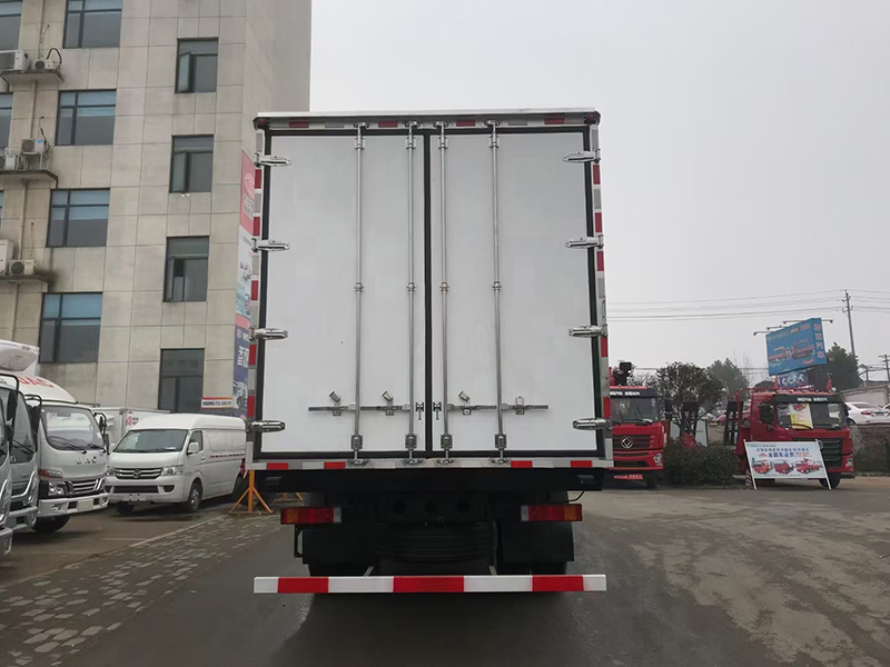 天錦KR小三軸高頂雙臥冷藏車(chē)
