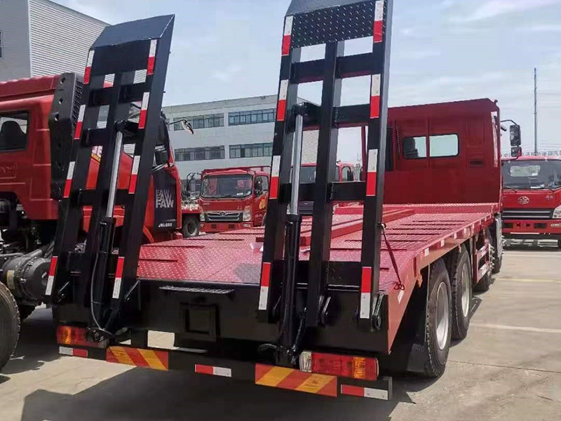 國(guó)六東風(fēng)柳汽前四后八平板運(yùn)輸車