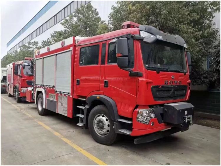 重汽豪沃5方泡沫水罐消防車！